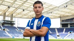 Miguel Rocha assina contrato profissional com o FC Porto e tem Pepe como referência