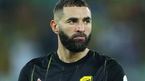 Ambiente de cortar à faca no Al Ittihad: Benzema e Nuno Espírito Santo de costas voltadas