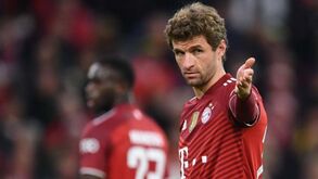 Thomas Muller explica quem prefere entre Messi e Cristiano Ronaldo: «É mais subtil e elegante»