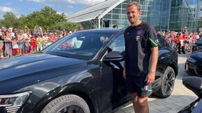 Harry Kane e a condução na Alemanha com volante à esquerda: «Ainda não bati e isso é positivo»