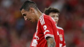 Di María saiu furioso: reclamou e pontapeou uma garrafa...  que entrou dentro das quatro linhas