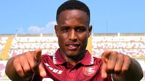 Jovane oficialmente apresentado na Salernitana