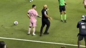 Uma autêntica sombra de Messi: guarda-costas do argentino até entra em campo