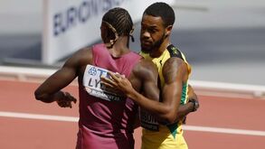 Insólito: carros que transportam atletas nos Mundiais de atletismo sofrem acidente