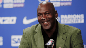 Michael Jordan torna-se o basquetebolista mais rico de todos os tempos após vender equipa da NBA