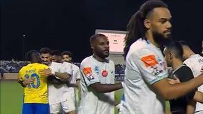 A curiosa reação de Mané após cumprimentar adversário que é irmão gémeo de companheiro de equipa