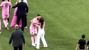 Antonella Roccuzzo confunde Jordi Alba com Messi e... quase dá um beijo ao espanhol