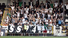 Reforço de bares não evita filas no Estádio de S. Luís