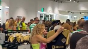 Loucura na Loja Verde com grande procura pela camisola do Sporting com a marca CR7