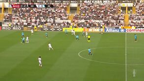 O lance da expulsão de Nuno Santos no V. Guimarães-Vizela: médio esteve apenas quatro minutos em campo