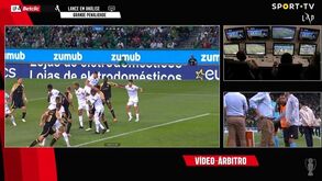 Penálti para o Sporting? Árbitro mandou jogar, foi alertado pelo VAR mas manteve a sua decisão