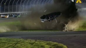 Acidente violento na NASCAR: carro capota 10 vezes e fica completamente destruído