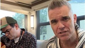 Robbie Williams canta 'Angels' para homenagear treinador do Tottenham com letra que não esquece Mourinho