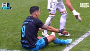 Insólito: jogador do Cruzeiro vê amarelo por atirar chuteira de Luis Suárez... para fora do campo