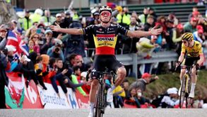 Evenepoel termina 3.ª etapa da Vuelta com a cara ensanguentada após acidente... já depois da meta