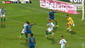 O lance do penálti que permitiu ao Rio Ave abrir o marcador frente ao FC Porto