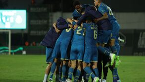 Golos ao cair do pano seguram o pleno