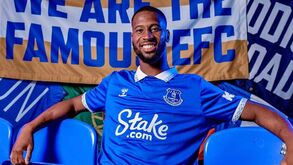 Treino com bolas de ténis, ginásios improvisados e agentes perigosos: Beto fintou tudo e está na Premier League