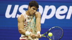 Carlos Alcaraz passa à segunda ronda do US Open após desistência de Koepfer 