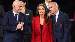 Presidente da Federação Espanhola em mais um gesto polémico com rainha ao lado