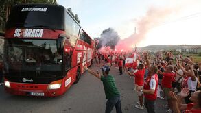 Sp. Braga recebido por multidão na chegada ao estádio
