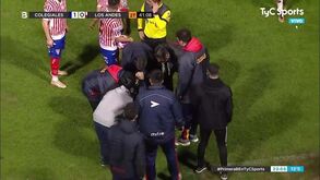 Insólito: médico entrou em campo para assistir jogador e acabou... lesionado