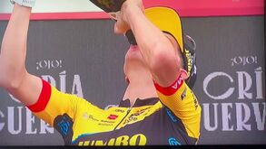 Sepp Kuss venceu etapa da Vuelta e 'aviou' garrafa de champanhe desta forma