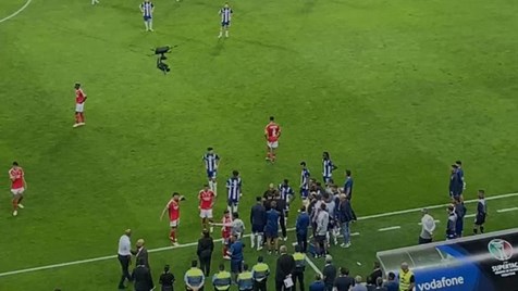 The moment Sergio Conceicao was sent off: confusion on the field and a blow to the chest on the way out