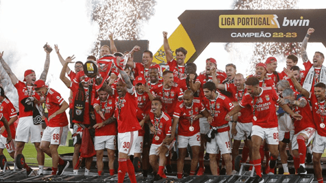 Benfica arrasa Sporting e aproxima-se da revalidação do título