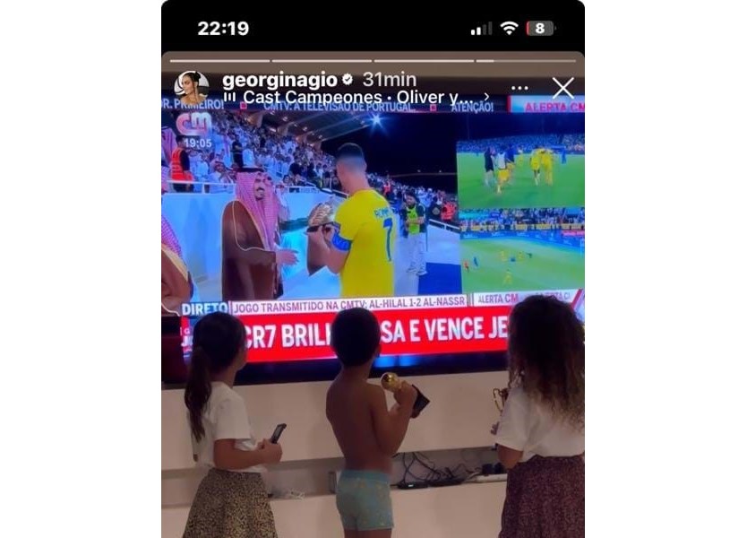 Georgina vê vitória de Ronaldo pela CMTV acompanhada pelos filhos