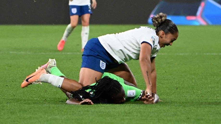 Jogadora De Futebol Feminino Mostrando Emoção Depois De Perder Um