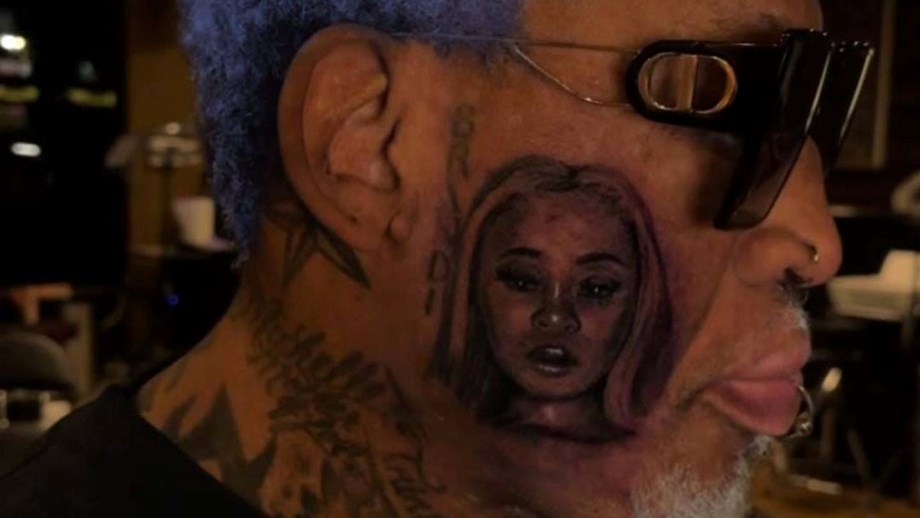 Loucura ou uma grande prova de amor? Dennis Rodman tatua cara da namorada na própria bocheca