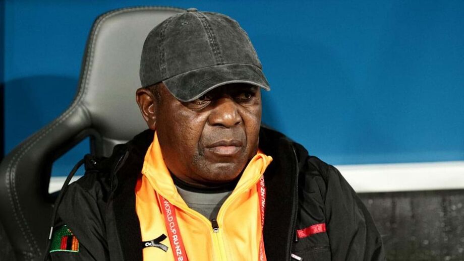 FIFA abre investigação ao selecionador da Zâmbia: Mwape terá tocado seios de uma jogadora