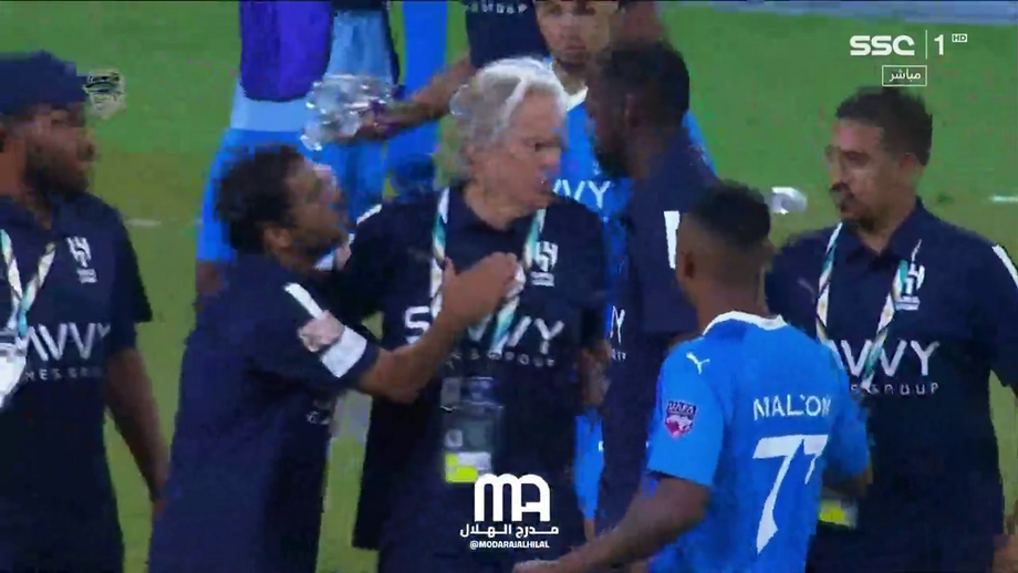 Treinador português irritado com elemento da equipa no final do encontro com o Al Ittihad
