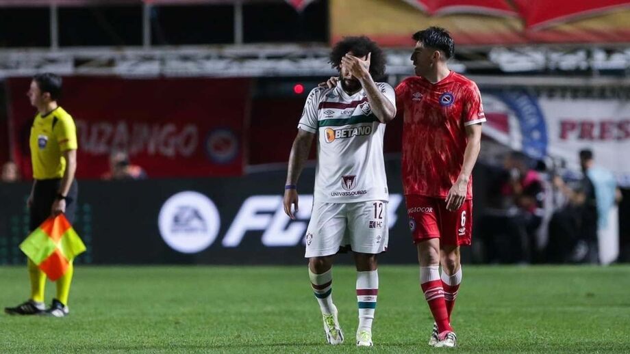 Lateral do Fluminense não conteve as lágrimas após ver como ficou a perna direita de Luciano Sánchez, defesa do Argentinos Jrs.