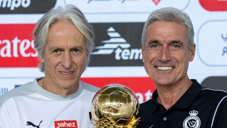 Jorge Jesus e Luís Castro posam com a taça