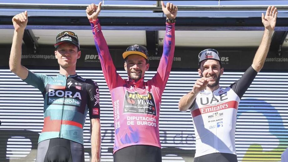 Primoz Roglic (ao centro) com o russo Aleksandr Vlasov (esquerda) e o britânico Adam Yates (direita) no pódio