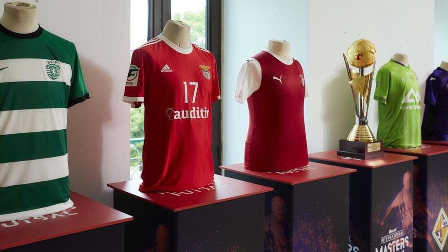 A taça da Record International Futsal Masters Portimão 2023 ao lado das camisolas dos clubes participantes