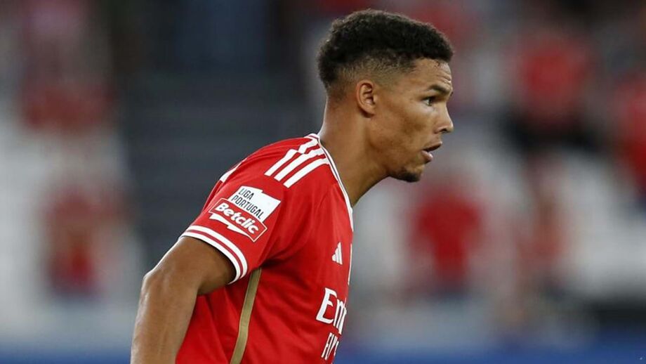 Alexander Bah é titular