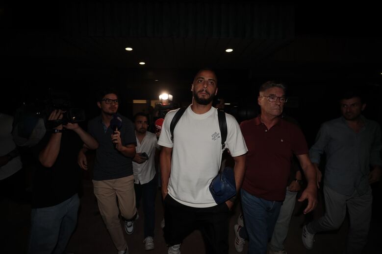 Arthur Cabral já chegou para assinar pelo Benfica