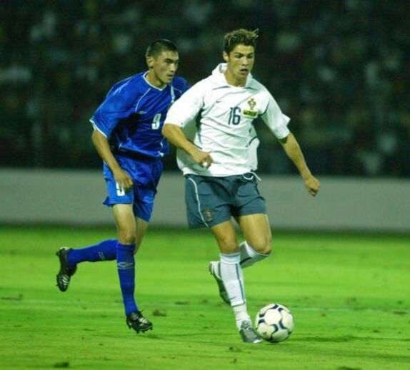 Cristiano Ronaldo estreou-se por Portugal há 20 anos... e com o 16 nas costas