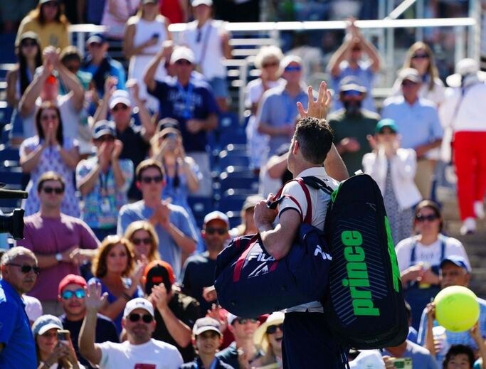 Isner emocionou-se na hora do adeus