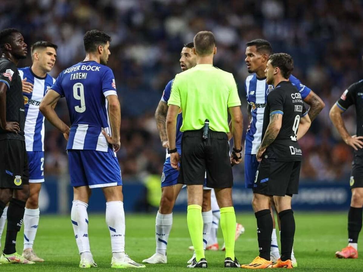 Na minha vida nunca vi 20 minutos de descontos”: Arouca contesta tempo de  compensação contra o FC Porto – Observador