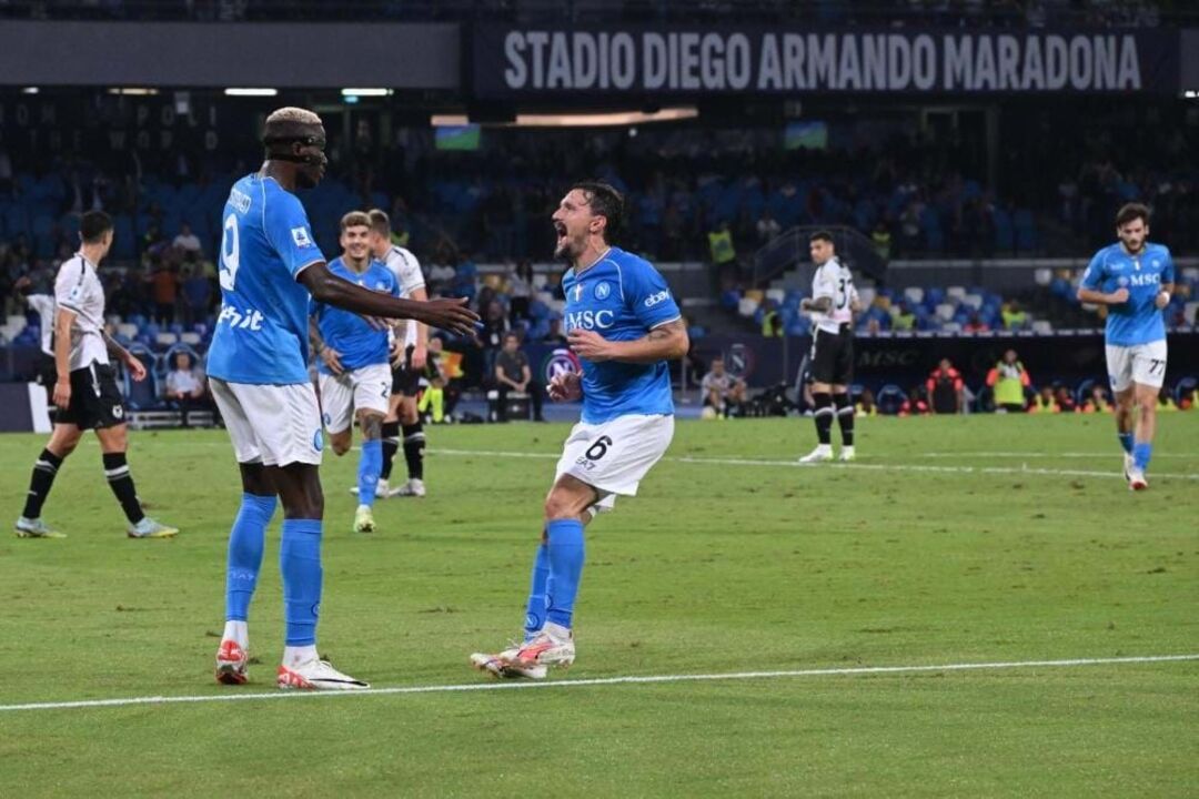 Ponta de lança dos napolitanos a festejar o golo diante da Udinese com o português Mário Rui