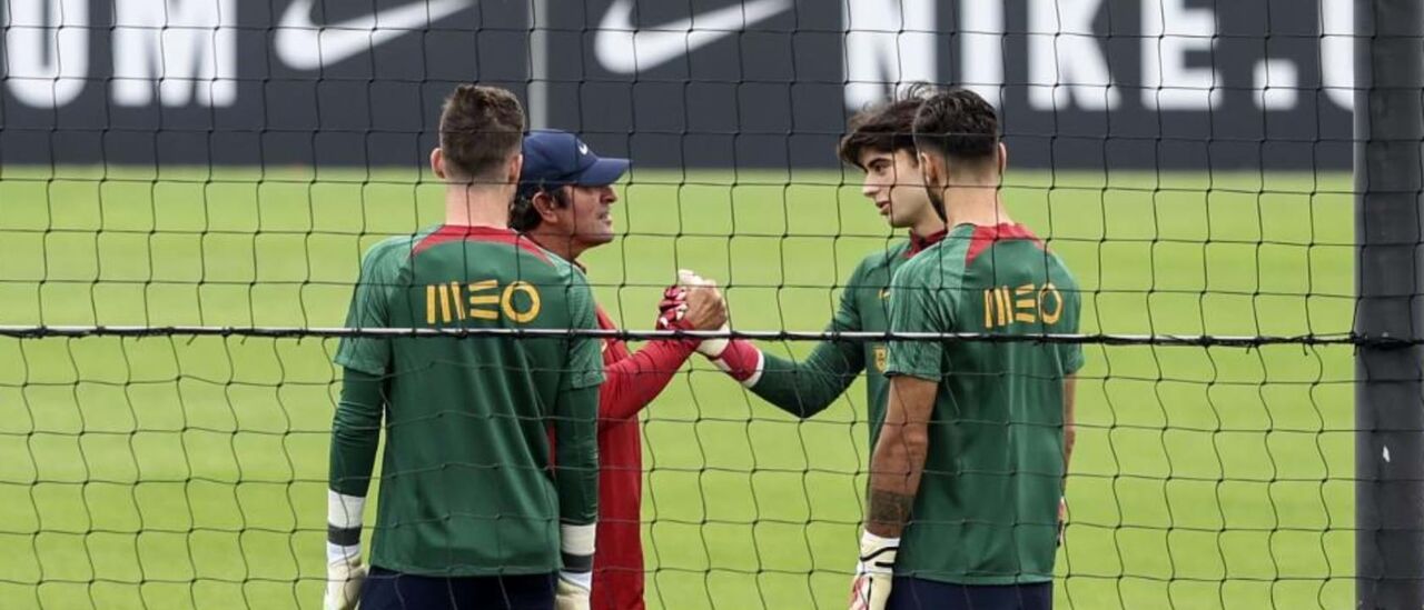 Louis Nascimento (2.º da direita para a esquerda) no treino desta manhã