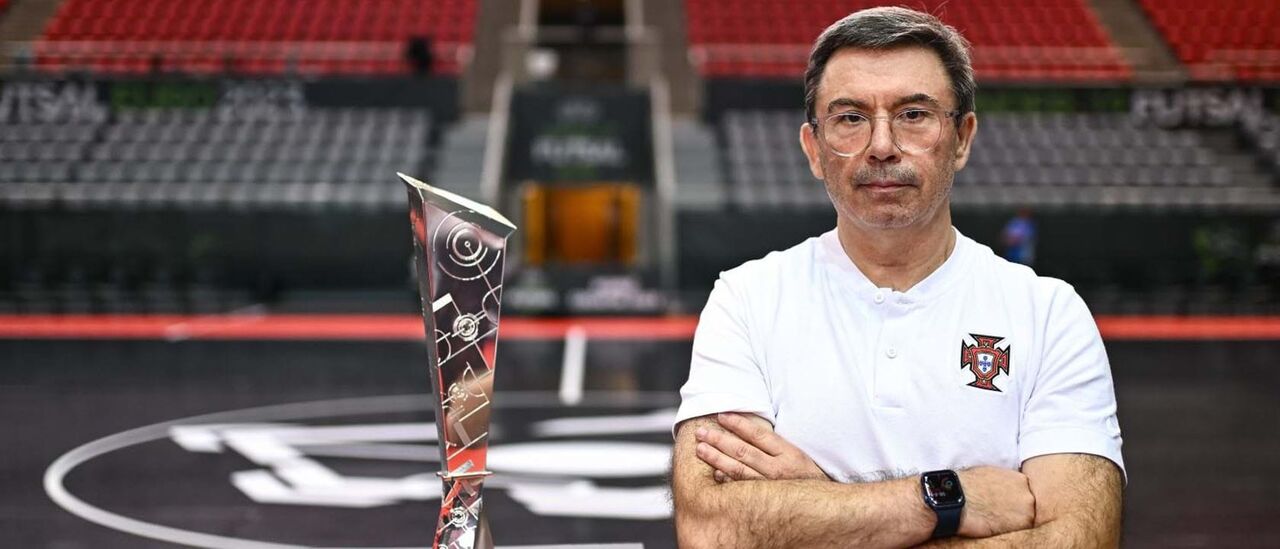 Selecionador nacional José Luís Mendes com o troféu