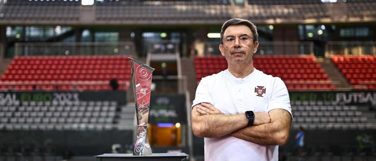 O selecionador José Luís Mendes com o troféu que conquistou ontem