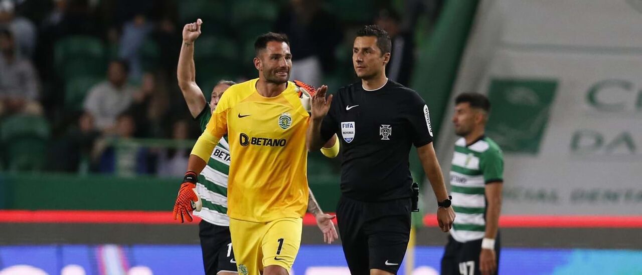 Adán protesta  com Tiago Martins,  no jogo em que  acabou expulso,  tendo depois falhado  o dérbi