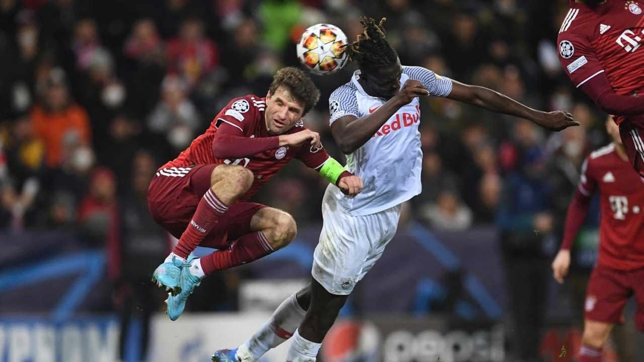 Oumar Solet num lance com Thomas Müller, em 2022