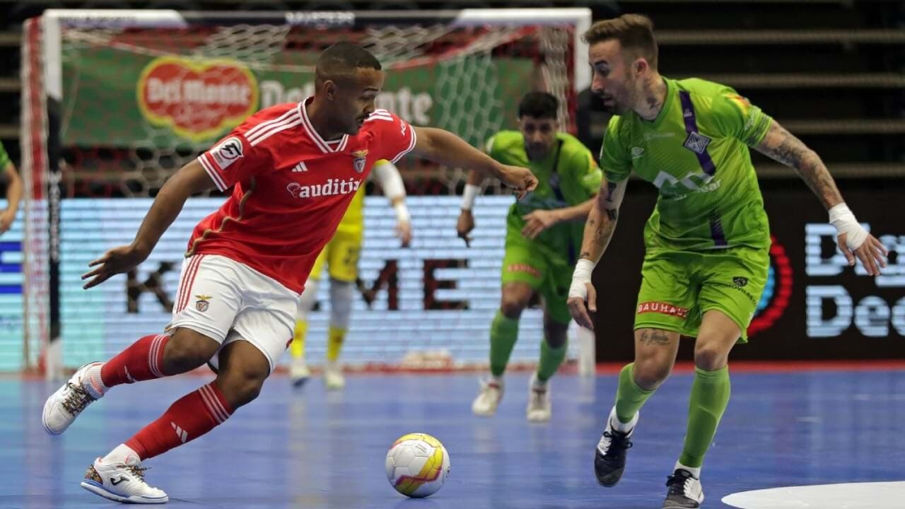 Higor (à esquerda) procura a 1.ª internacionalização pelo seu país 